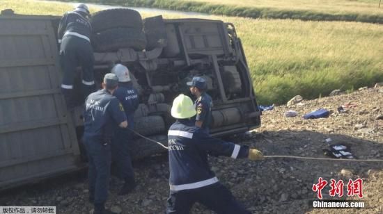 当地时间8月5日，俄罗斯哈巴罗夫斯克附近发生2辆公交车相撞的事故。据俄罗斯媒体消息称，两辆公交车分别从阿穆尔河畔共青城和哈巴罗夫斯克出发。它们正面相撞，此后一辆公交车翻覆并滑到路边，第二辆公交车停在道路对面。