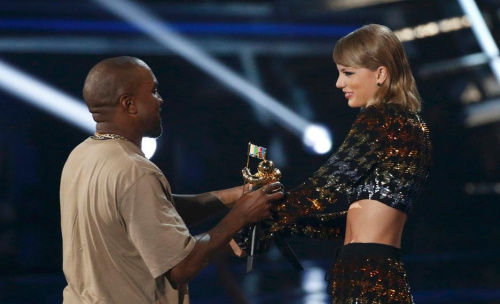 当地时间8月30日，2015MTV音乐录影带大奖举行。坎耶•韦斯特与颁奖者泰勒•斯威夫特一笑泯恩仇。