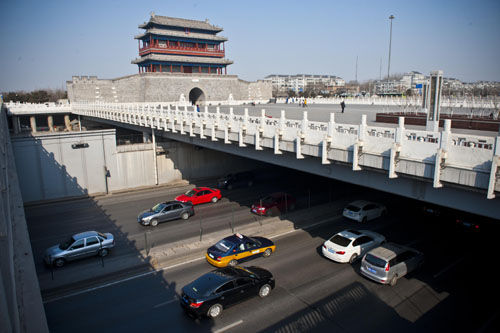 位於南二环的永定门,现有的永定门为2004年复建。(图片来源:中国周刊)