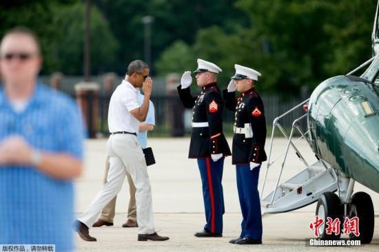 图为奥巴马准备登机前往戴维营。