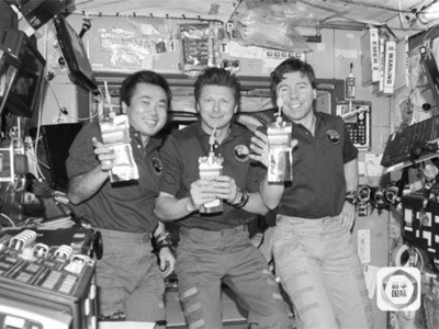 美国宇航员喝回收水 俄宇航员不喝