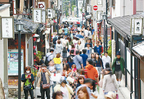 资料图：京都的文化气息吸引大量游客慕名而至