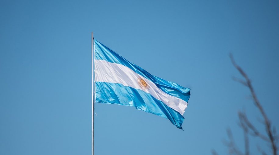 Argentina-Rate-Hike-Comes-After-Currency-Tumbles-915x510.jpg