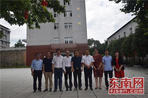 1317707029.jpg bc5ff41d3eb81e93f14335_small.jpg