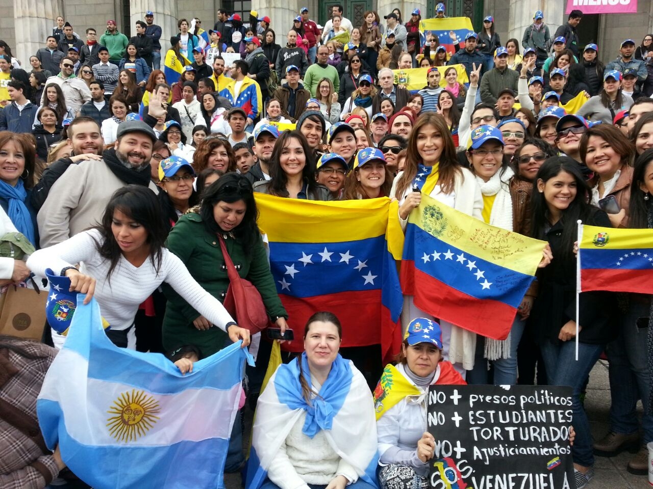 0814076045.jpg venezolanos_en_buenos_aires.jpg
