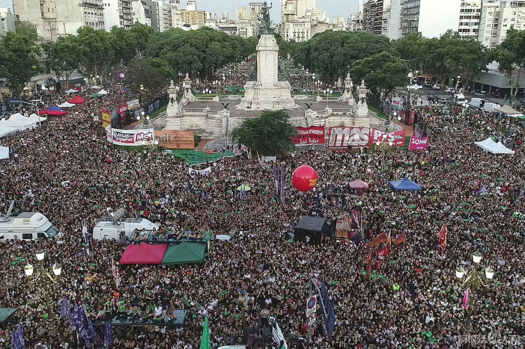 masivo-pañuelazo-verde-en-todo-el-país-a-favor-del-aborto-legal-seguro-y-gratuito