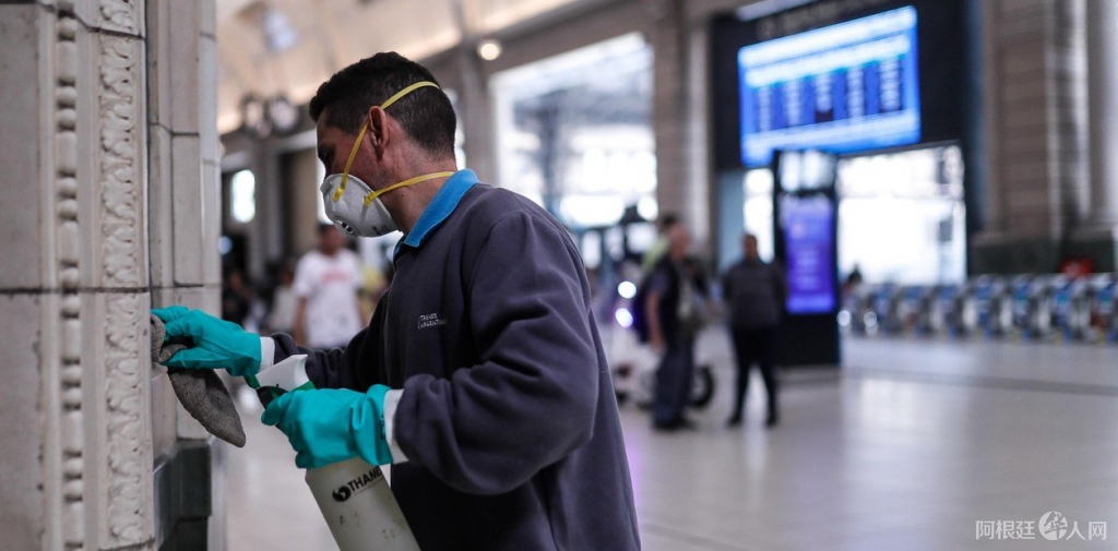 un-hombre-limpia-un-muro___KeK0-Pkh_1256x620__1 un-hombre-limpia-un-muro___KeK0-Pkh_1256x620__1