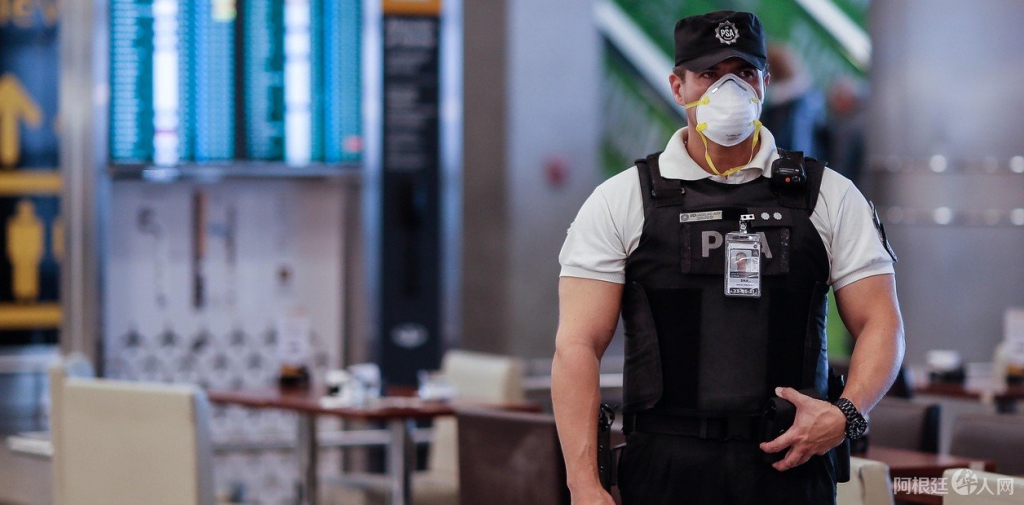 un-policia-controla-el-ingreso___OF9aJTZF_1256x620__1