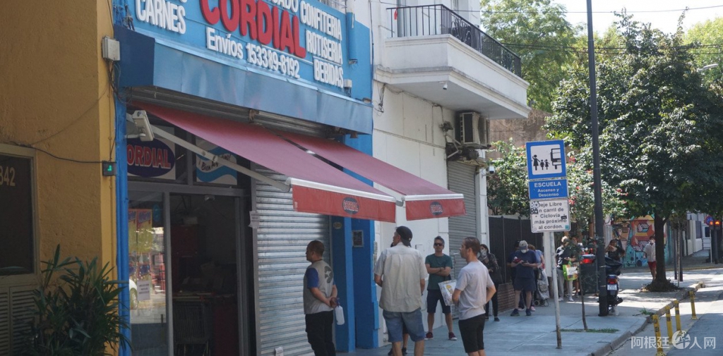 la-fila-en-un-supermercado___bAUc3y47L_1256x620__1 la-fila-en-un-supermercado___bAUc3y47L_1256x620__1