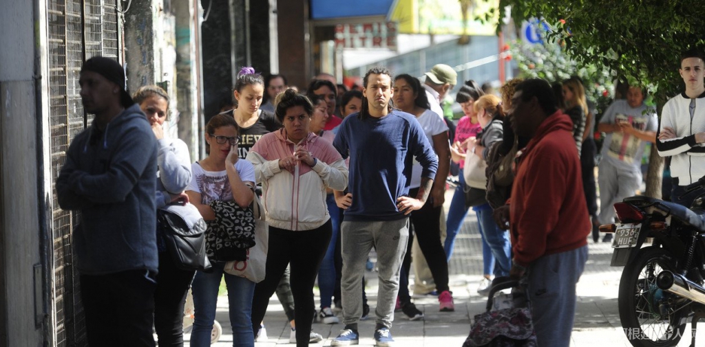 cola-frente-a-los-bancos___JN2w4vksi_1256x620__1 cola-frente-a-los-bancos___JN2w4vksi_1256x620__1
