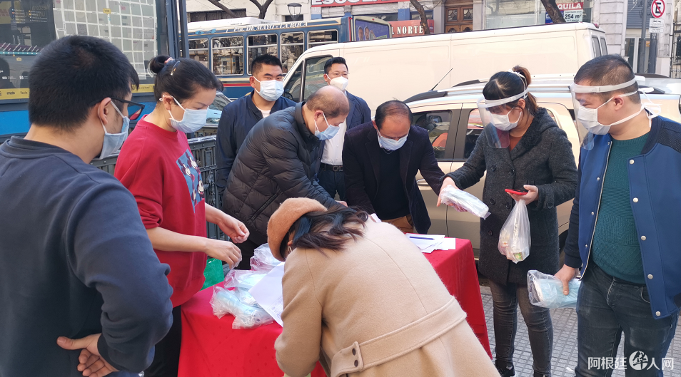 爱心捐赠:由使馆委托华助中心向旅阿侨胞分发的防疫口罩捐赠活动圆满结束 爱心捐赠:由使馆委托华助中心向旅阿侨胞分发的防疫口罩捐赠活动圆满结束