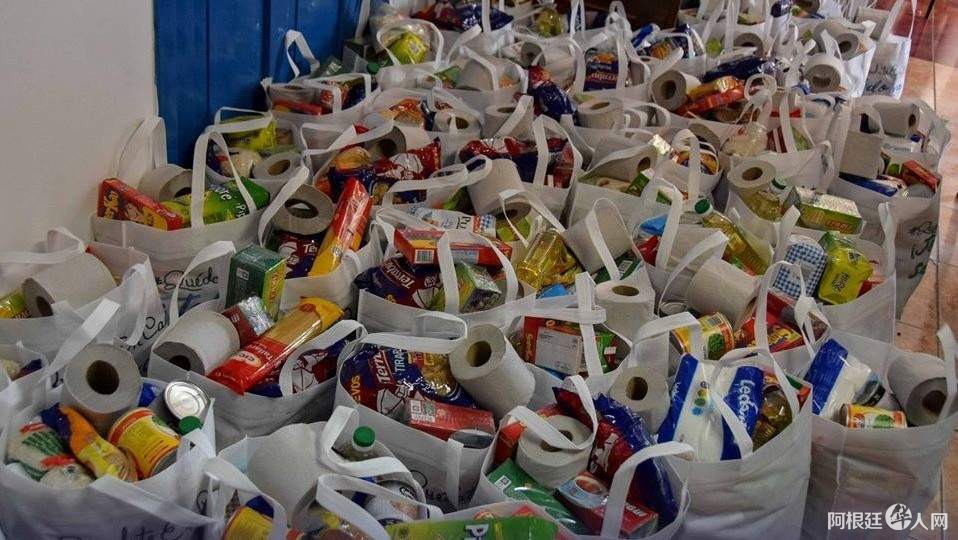 旅阿华人夫妇献爱心 向社会食堂捐赠大批食物 旅阿华人夫妇献爱心 向社会食堂捐赠大批食物