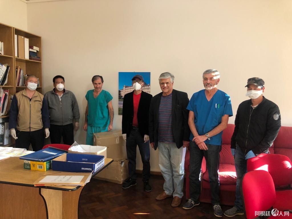 华人献爱心:布省银海市华人商家向当地捐赠口罩及食物(视频) 华人献爱心:布省银海市华人商家向当地捐赠口罩及食物(视频)