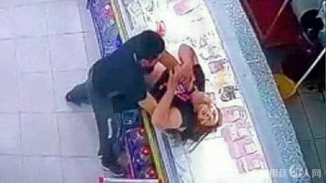 la-agresion-su-companera-trabajo-quedo-registrada-las-camaras-seguridad