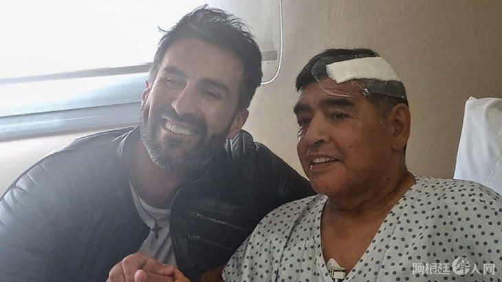 leopoldo-luque-junto-diego-maradona-luego-la-operacion-un-hematoma-subdural leopoldo-luque-junto-diego-maradona-luego-la-operacion-un-hematoma-subdural