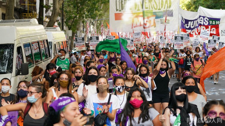 IZDJ7LOMUNH7NFXZYZZR27XLVY