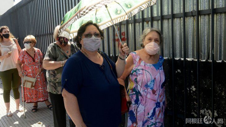 ancianos-la-fila-el-luna-park ancianos-la-fila-el-luna-park