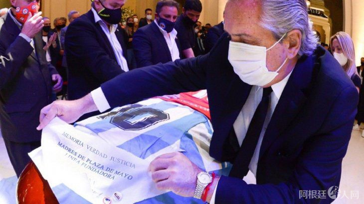 alberto-velorio-maradona2jpg alberto-velorio-maradona2jpg