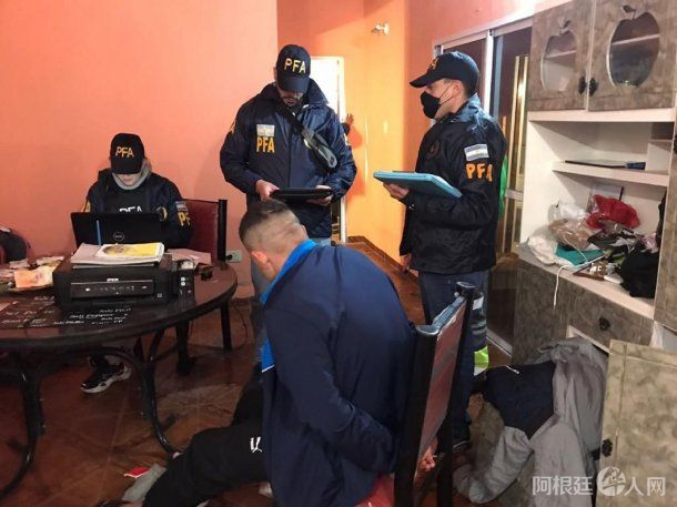 falsos-polis-1jpeg falsos-polis-1jpeg