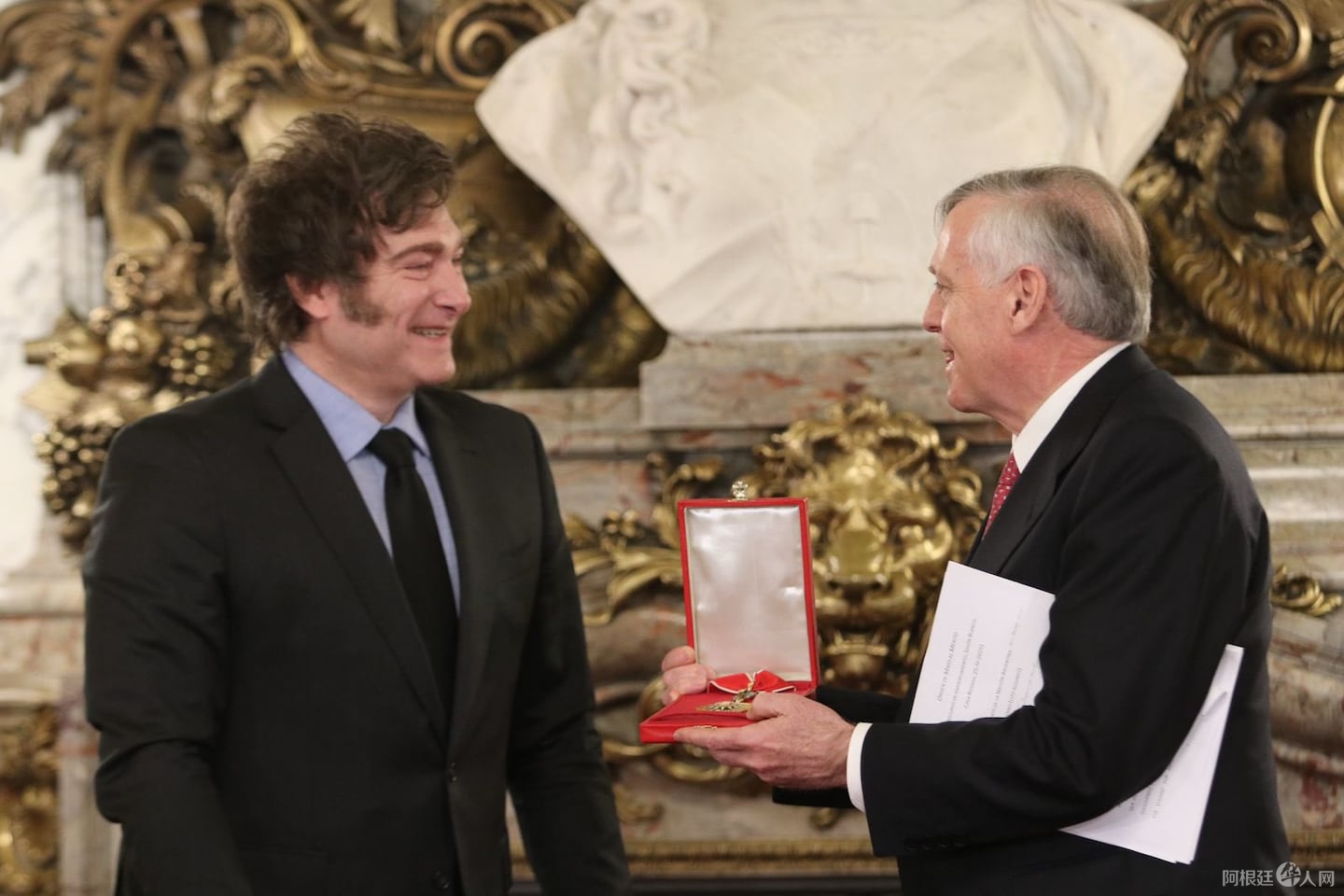 javier-milei-le-entrego-la-orden-de-mayo-al-economista-y-profesor-jesus-huerta-de-soto-en-casa-rosada-foto-xoprargentina-S6HYVSTZNJE73FKM6R5473JVFY