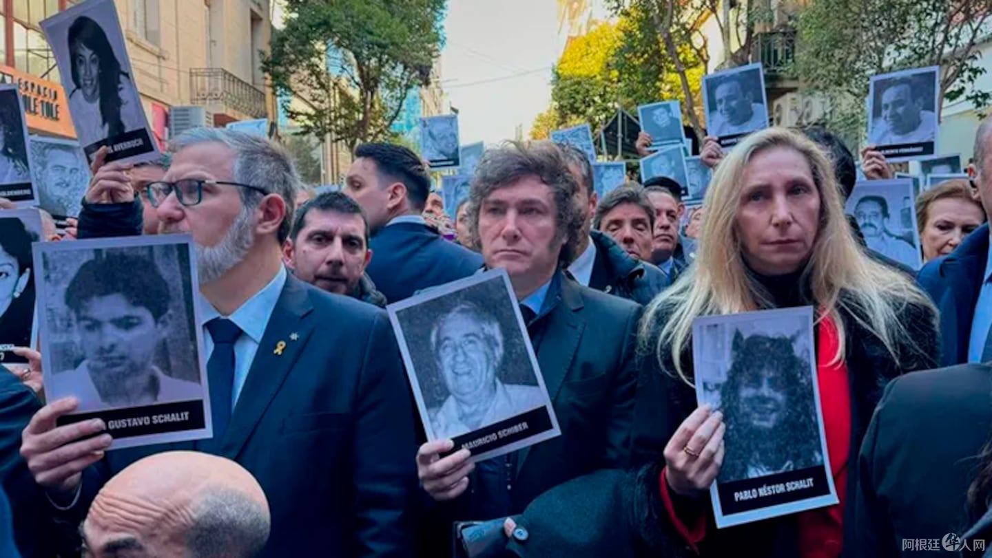 javier-milei-participo-junto-a-su-gabinete-del-acto-por-los-30-anos-del-atentado-a-la-amia-en-2024-foto-presidencia-RDXX5SAIXFHZBLPGLEC64POA4U