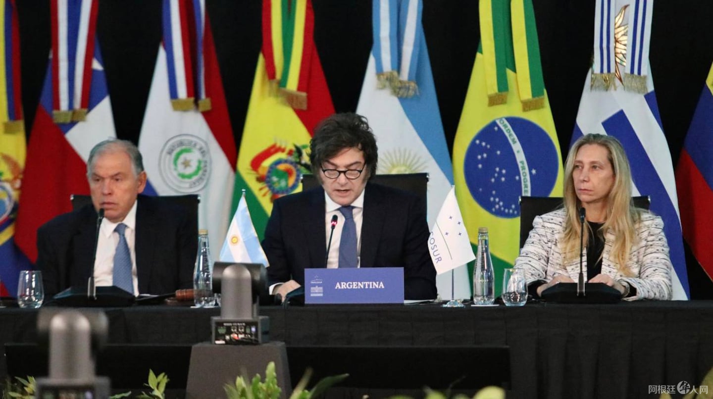 javier-milei-volvio-a-amenazar-con-retirar-a-la-argentina-del-mercosur-emprenderemos-el-camino-de-la-libertad-acompanados-o-solos-foto-presidencia-RDQ3TMWQINGDDMM3GRLGIM3SLE