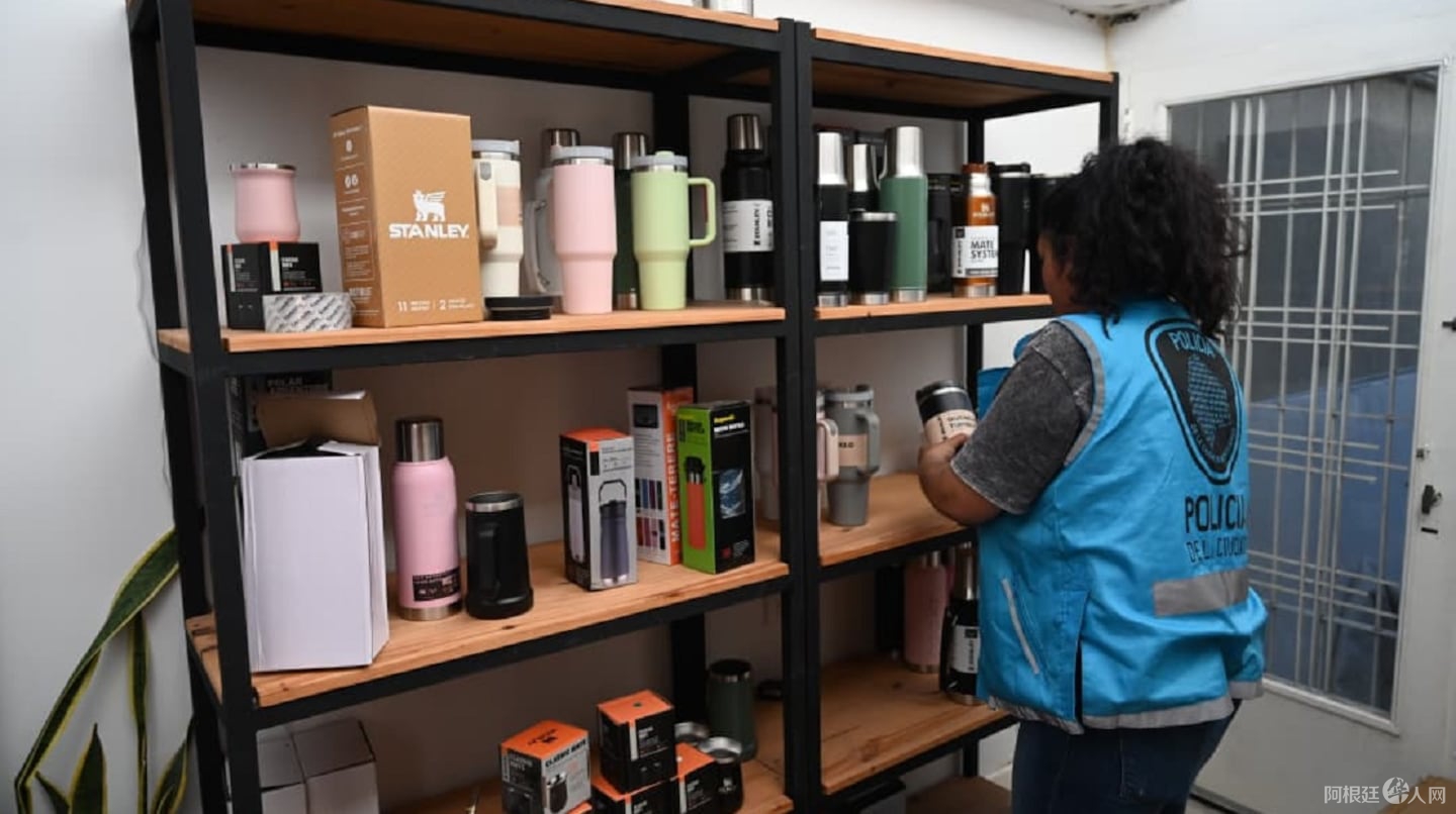 la-mercaderia-falsa-estaba-almacenada-en-un-departamento-foto-policia-de-la-ciudad-6J2EODR6V5DXDBJB5G5SKWY5EQ la-mercaderia-falsa-estaba-almacenada-en-un-departamento-foto-policia-de-la-ciudad-6J2EODR6V5DXDBJB5G5SKWY5EQ