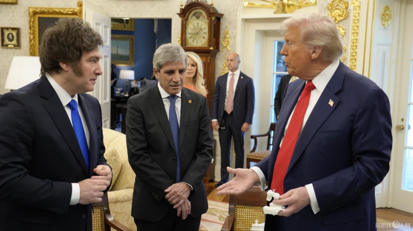 javier-milei-luis-caputo-y-donald-trump-en-la-bilateral-en-la-casa-blanca-el-14-de-octubre-de-2025-foto-presidencia-WDQWSTJVGFAM3BV3AS4ETBLPYQ