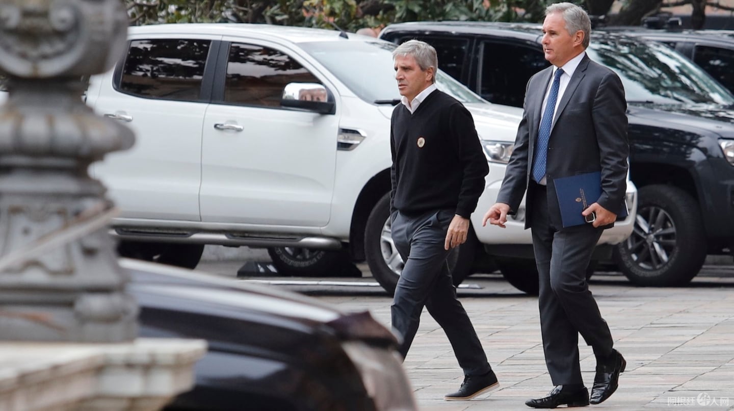 el-ministro-de-economia-luis-caputo-y-el-secretario-de-finanzas-pablo-quirno-foto-daniel-videsna-64IYZAROJ5CEJGGCHM6DROAFTM