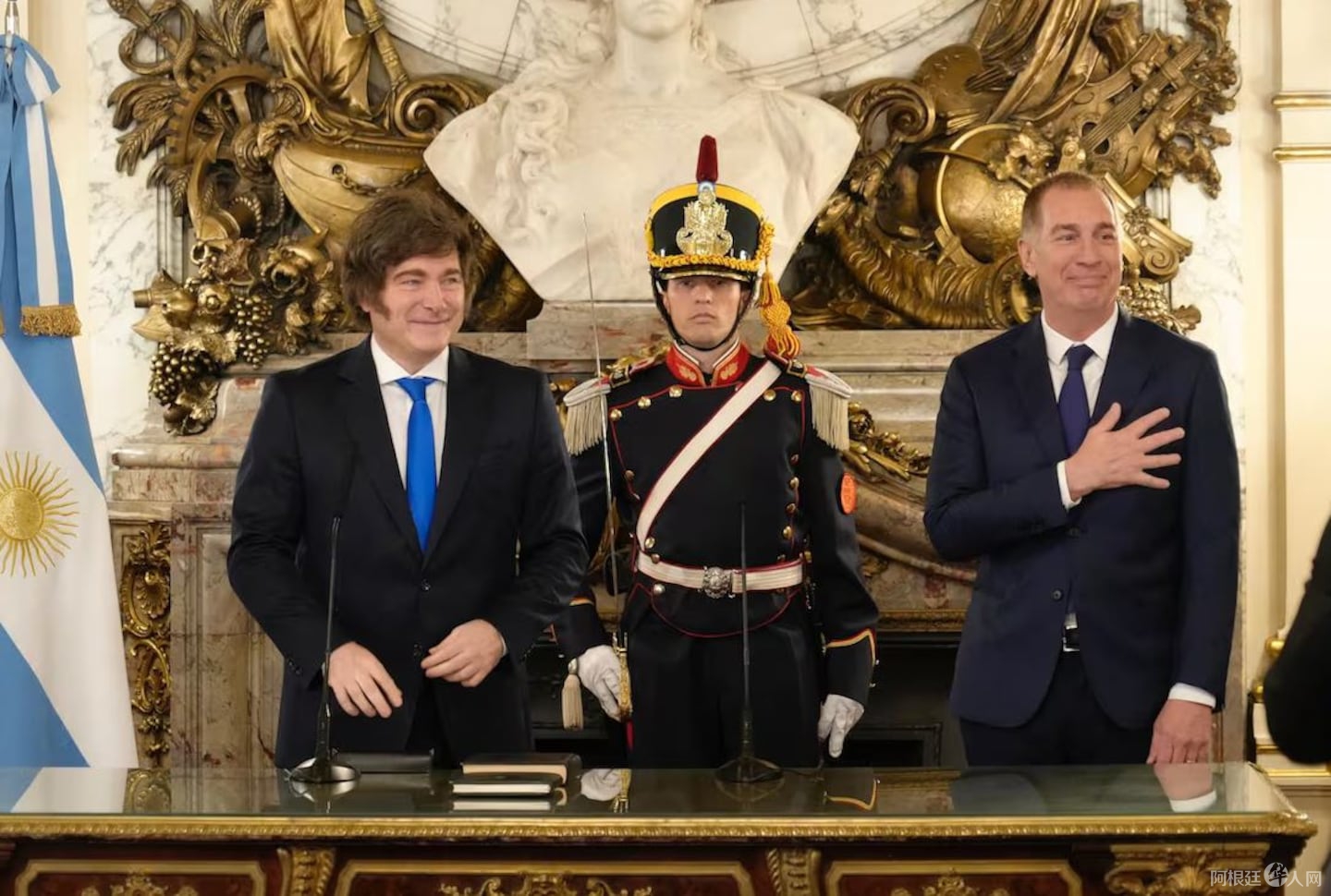 javier-milei-y-diego-santilli-durante-la-jura-del-segundo-como-ministro-del-interior-foto-presidencia-DULISYMQMFHQ7ICI7PORBIMIKQ