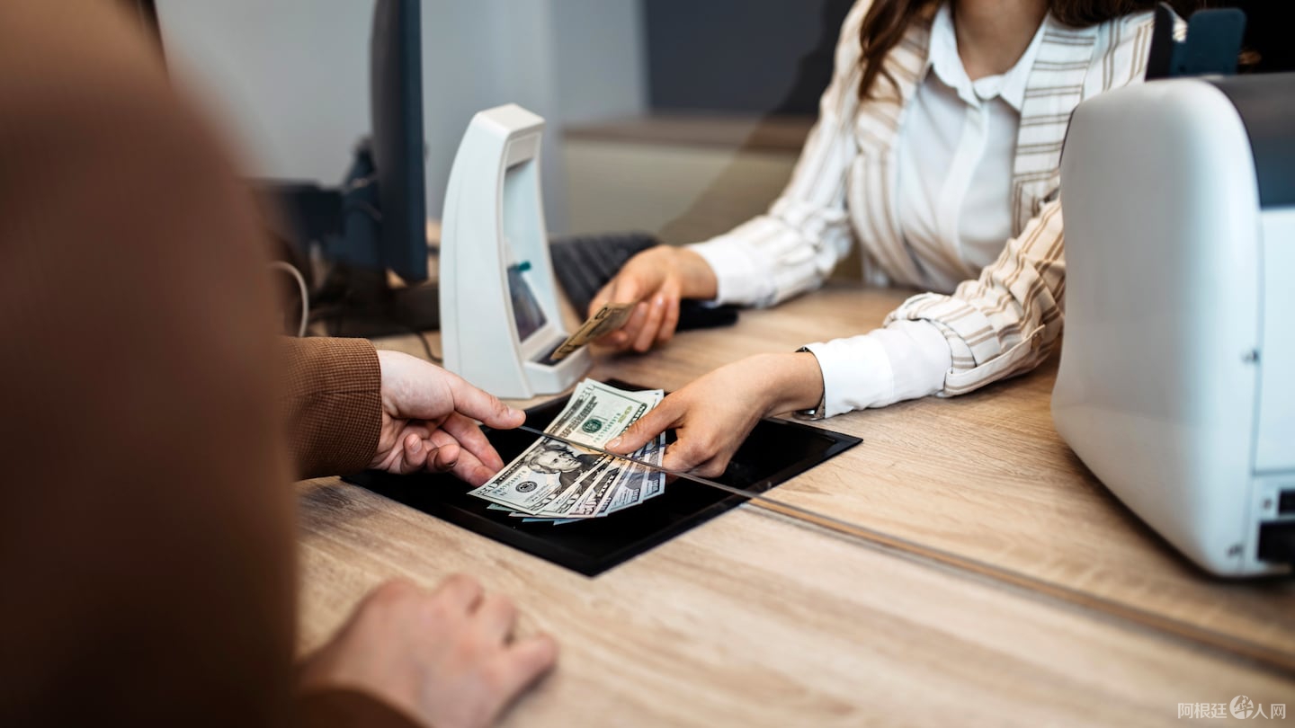 desde-la-salida-del-cepo-se-aceleraron-las-operaciones-cambiarias-de-los-minoristas-en-los-bancos-foto-adobe-stock-XJV3VNFN4FGMROXEVLZQQELDZ4