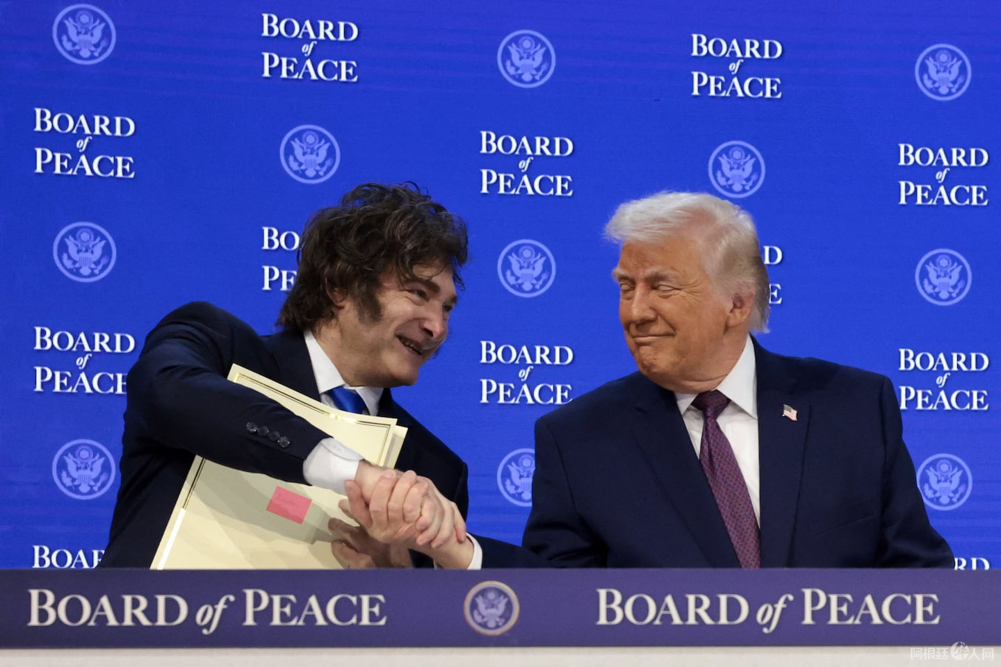 donald-trump-y-javier-milei-se-vieron-en-la-reciente-cumbre-de-davos-foto-reutersjonathan-ernst-XLHWPCX4B6X7SWFB7SLDP6OJM4