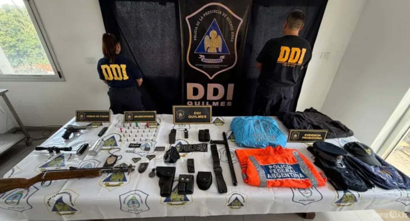 los-elementos-que-secuestro-la-policia-durante-el-allanamiento-foto-gentileza-codigo-baires-YDZVX5JPGNHAFA7DJENM6ZG22Y