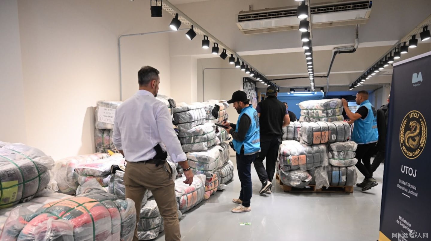 allanaron-un-local-en-belgrano-y-secuestraron-ropa-de-contrabando-valuada-en-mas-de-150-millones-foto-policia-de-la-ciudad-IVXTPRO2QVAVBLC2RPQIZN45FY allanaron-un-local-en-belgrano-y-secuestraron-ropa-de-contrabando-valuada-en-mas-de-150-millones-foto-policia-de-la-ciudad-IVXTPRO2QVAVBLC2RPQIZN45FY