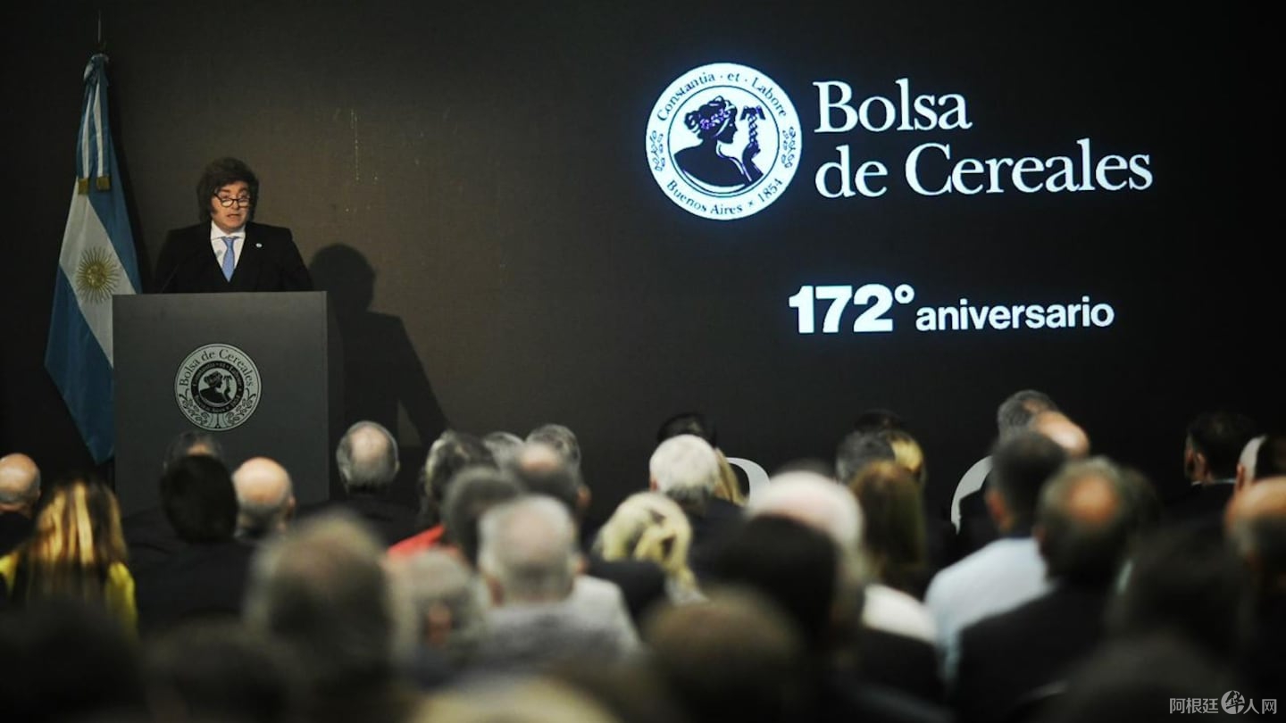 durante-su-paso-por-la-bolsa-de-cereales-javier-milei-anuncio-una-baja-de-retenciones-para-el-trigo-la-cebada-y-la-soja-foto-presidencia-O22UI6WADZEILASK7RVGQKB76U durante-su-paso-por-la-bolsa-de-cereales-javier-milei-anuncio-una-baja-de-retenciones-para-el-trigo-la-cebada-y-la-soja-foto-presidencia-O22UI6WADZEILASK7RVGQKB76U