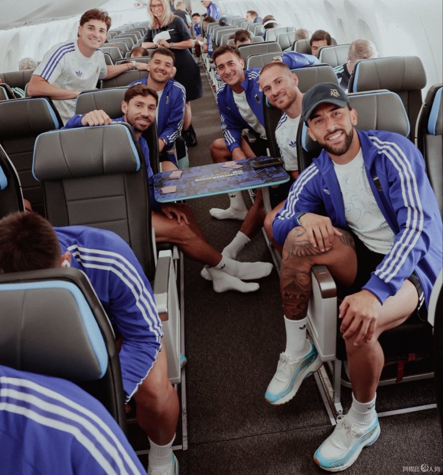 el-plantel-de-la-seleccion-argentina-viaja-a-dallas-foto-x-argentina-XVF4JHIIB5AHDAPKXOECRLCY5A