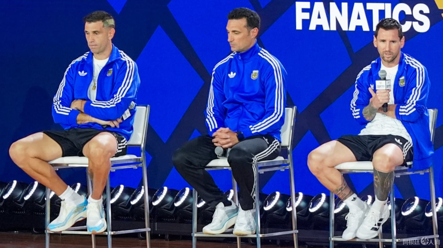 antes-de-la-final-del-mundial-messi-scaloni-y-el-dibu-martinez-participan-de-un-evento-de-la-fifa-ante-miles-de-fanaticos-foto-ap-AH7QGSPQNNAEHHLQXAPGYHLYIE