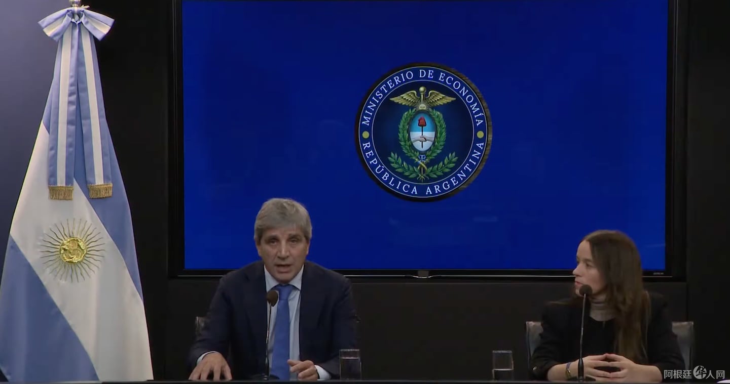el-ministro-de-economia-luis-caputo-junto-con-maria-ibarzabal-murphy-secretaria-legal-y-tecnica-PAOY2UXARVHBBNECLN6JDU6IJM el-ministro-de-economia-luis-caputo-junto-con-maria-ibarzabal-murphy-secretaria-legal-y-tecnica-PAOY2UXARVHBBNECLN6JDU6IJM