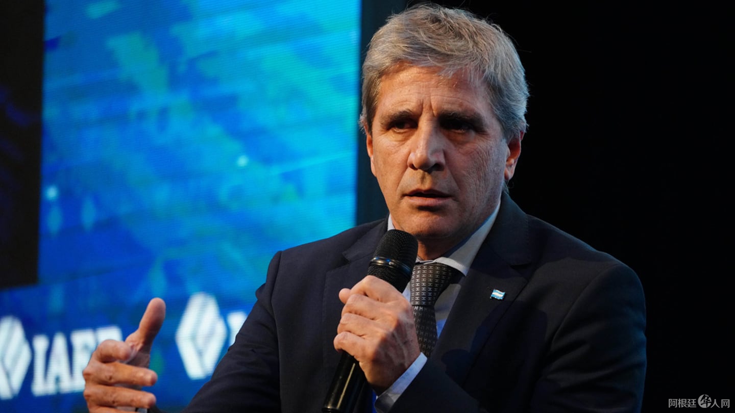 luis-caputo-reconocio-que-persiste-la-desconfianza-en-el-sistema-financiero-la-gente-ahorra-en-dolares-y-los-pone-abajo-del-colchon-foto-na-BIKAA4DCJRFBBNQHJB35IU6QTY luis-caputo-reconocio-que-persiste-la-desconfianza-en-el-sistema-financiero-la-gente-ahorra-en-dolares-y-los-pone-abajo-del-colchon-foto-na-BIKAA4DCJRFBBNQHJB35IU6QTY