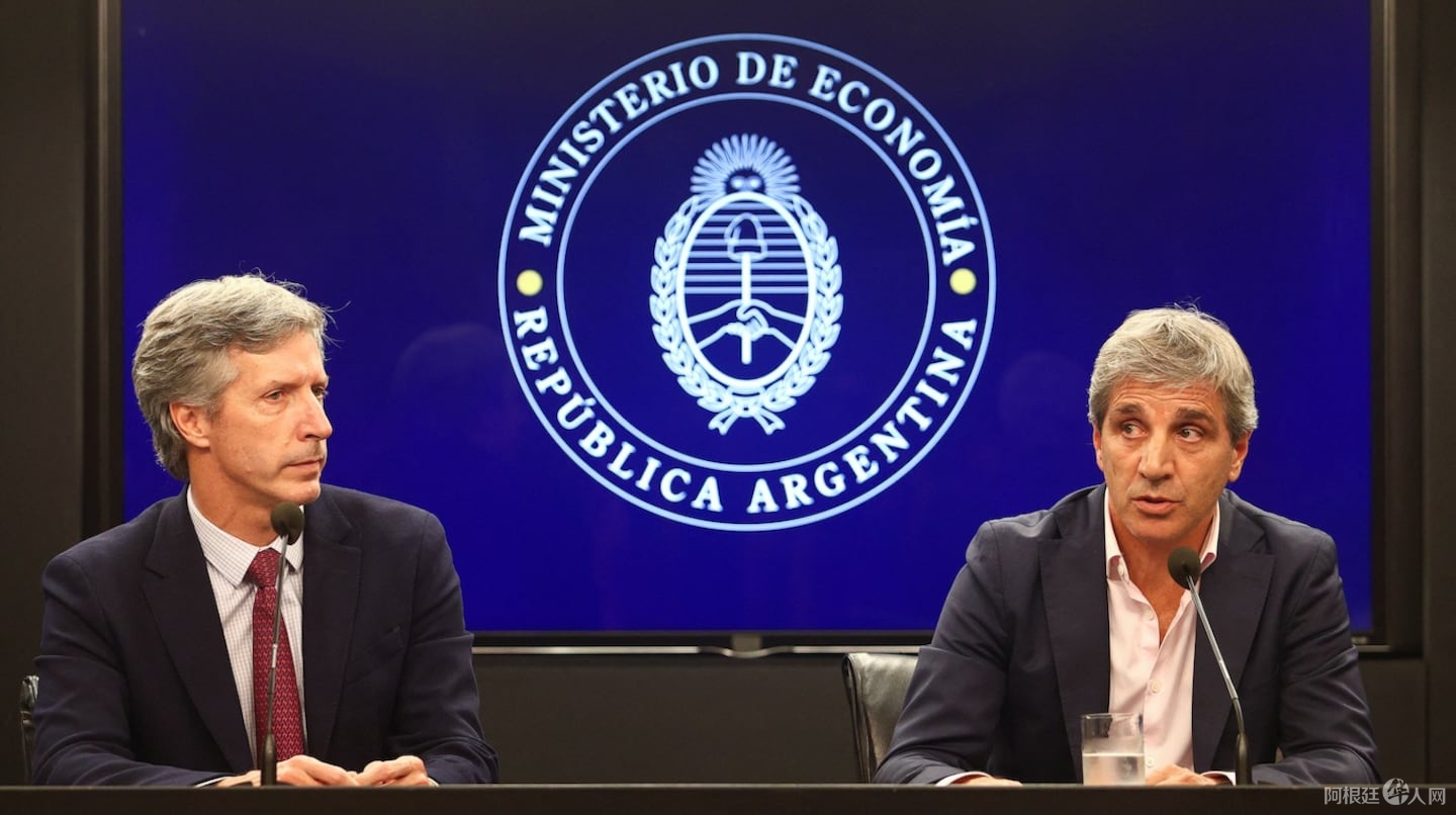el-presidente-del-banco-central-santiago-bausili-junto-con-el-ministro-de-economia-luis-caputo-foto-reutersmatias-baglietto-UPOFT2J45BBKRI6XRNRQVSYMUE-2