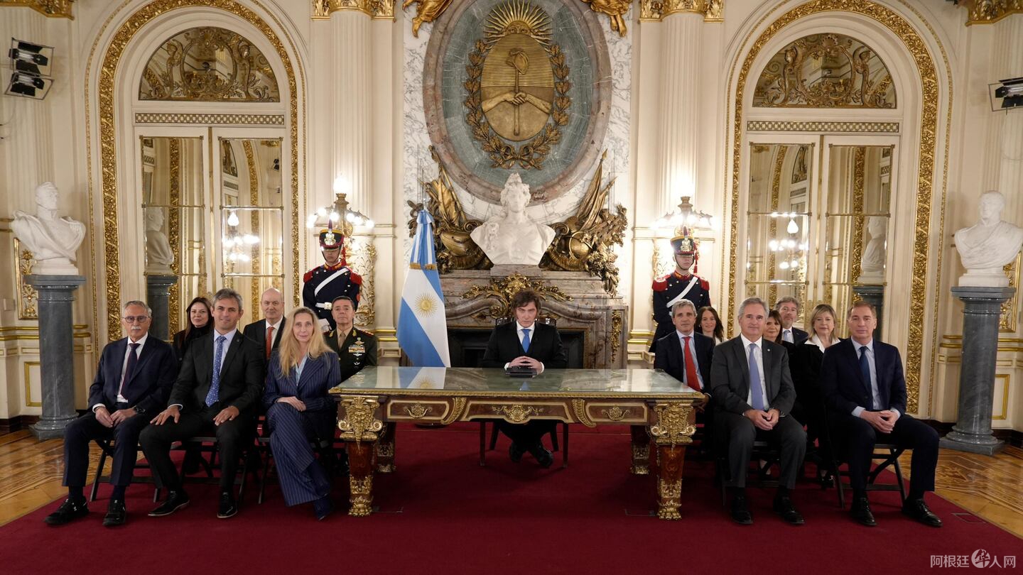 javier-milei-habo-en-cadena-nacional-sobre-malvinas-junto-a-todo-su-gabinete-foto-presidencia-7UFFDAX5OZEIFKDE7ECUCKU2HY