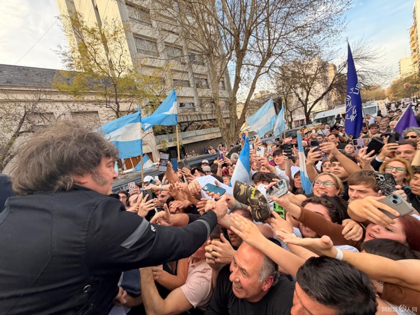 el-presidente-se-acerco-a-saludar-a-la-militancia-libertaria-que-lo-esperaba-en-bahia-blanca-foto-presidencia-BFFDHJD73NDKJMCR2CCIIYQFXE